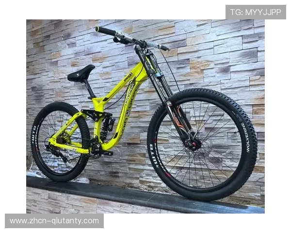 华南赛DH下坡赛女子组周佩霓李海欣持续对决，展现顽强拼搏精神