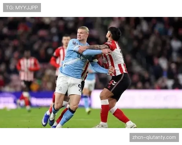 特写:终场哨响,哈兰德独自留在场地中央,仰望伊蒂哈德球场的夜空 特写:终场哨响,哈兰德独自留在场地中央,仰望伊蒂哈德球场的夜空